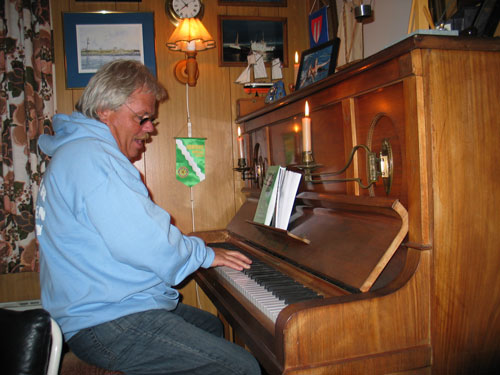 Knut ved pianoet